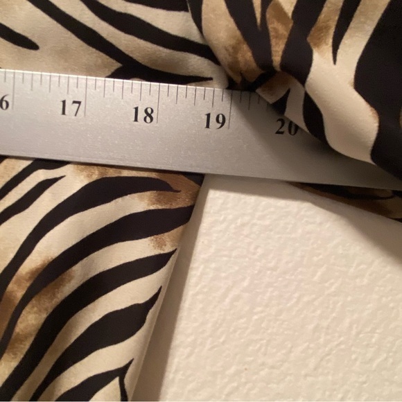 Chico’s Shirt Women’s Size‎ 1 Medium Button Down Tie Animal Print Mobwife - Picture 11 of 12